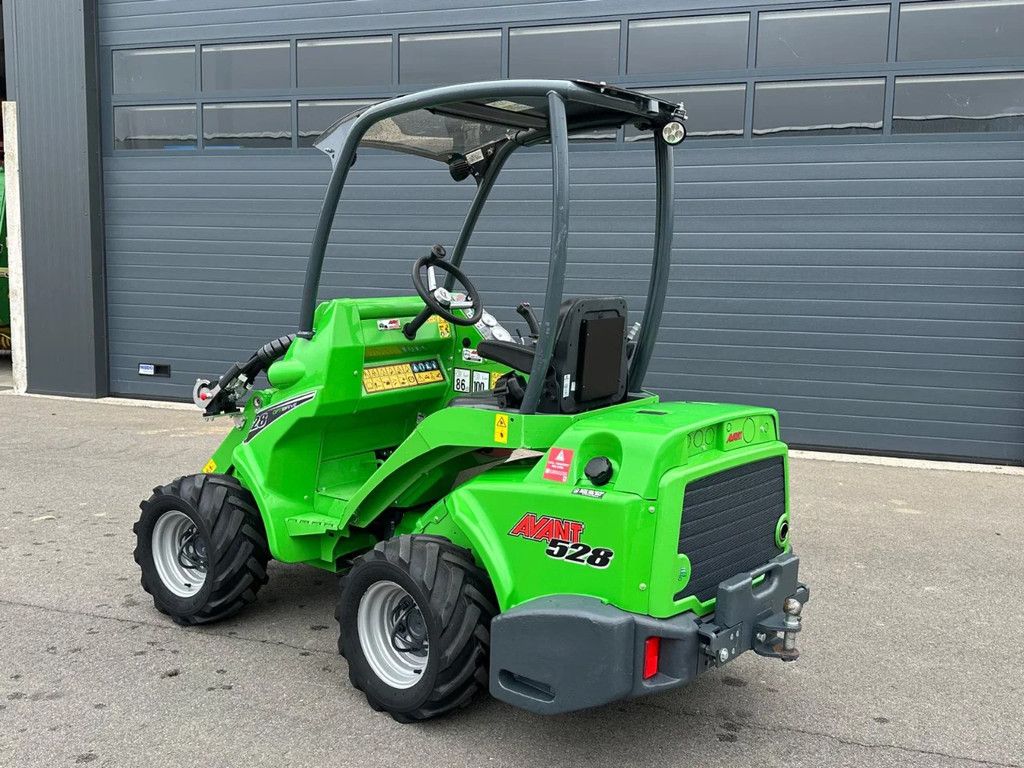 Avant 528 mini-shovel
