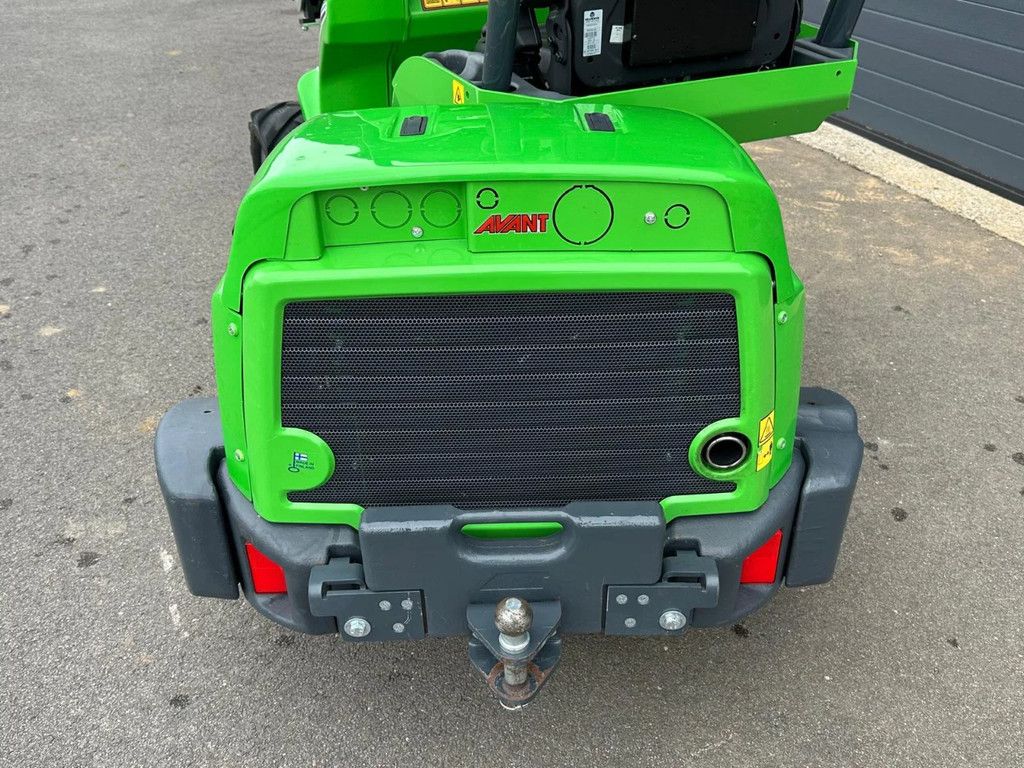 Avant 528 mini-shovel