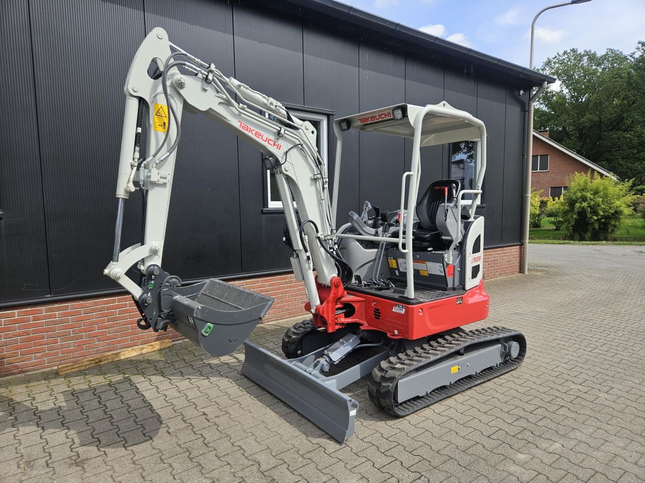 Takeuchi TB325R Overjarig – 4 draaiuren