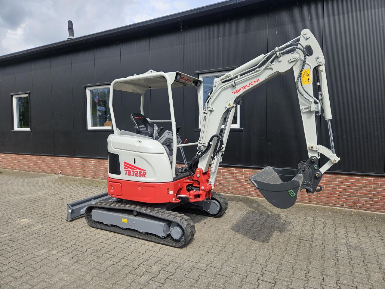 Takeuchi TB325R Overjarig – 4 draaiuren