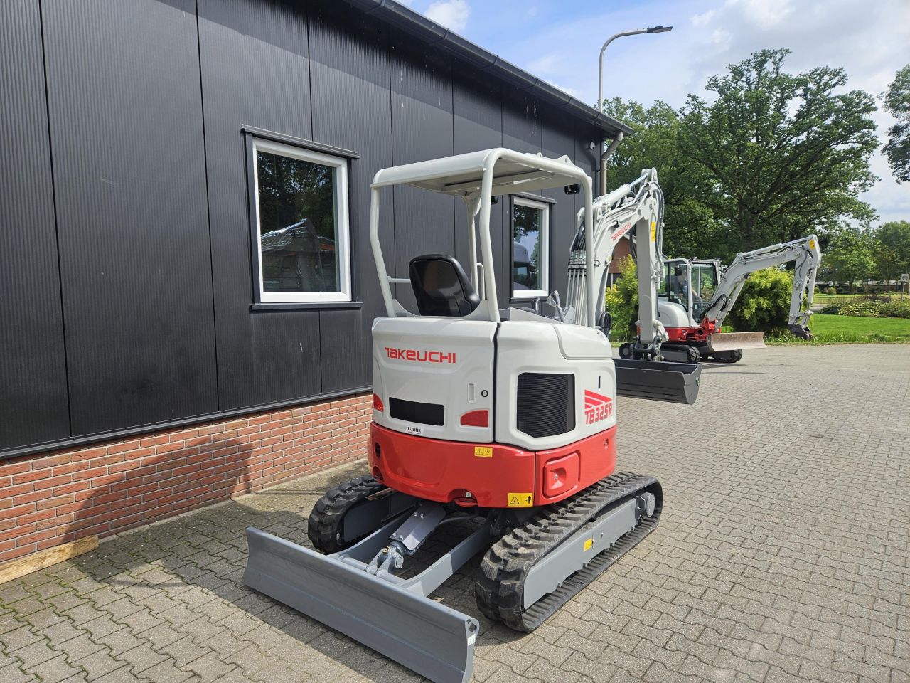 Takeuchi TB325R Overjarig – 4 draaiuren