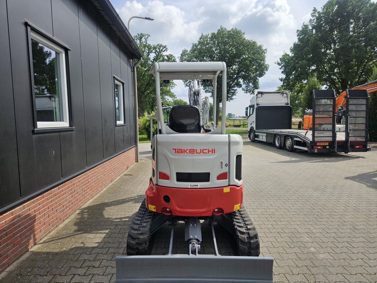 Takeuchi TB325R Overjarig – 4 draaiuren