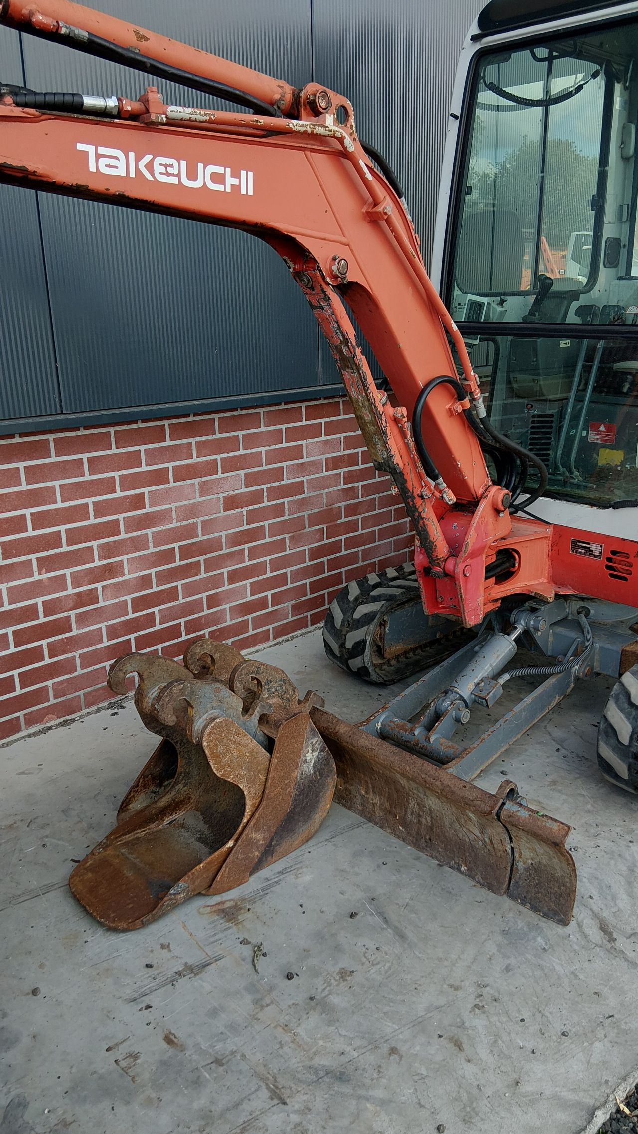 Takeuchi TB016 minigraver (bj2010) 3 bakken