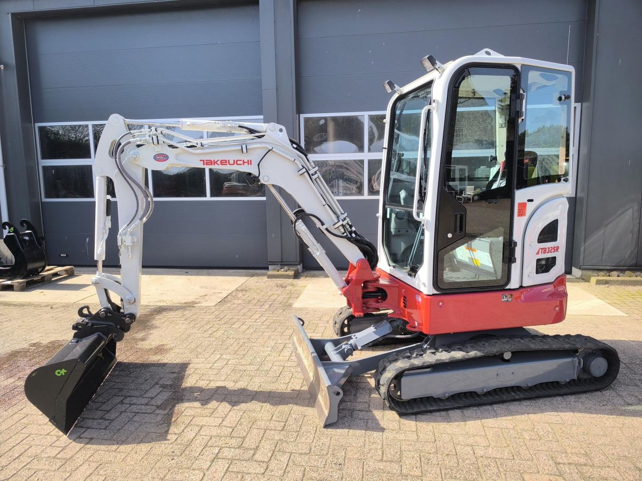 TAKEUCHI TB325R