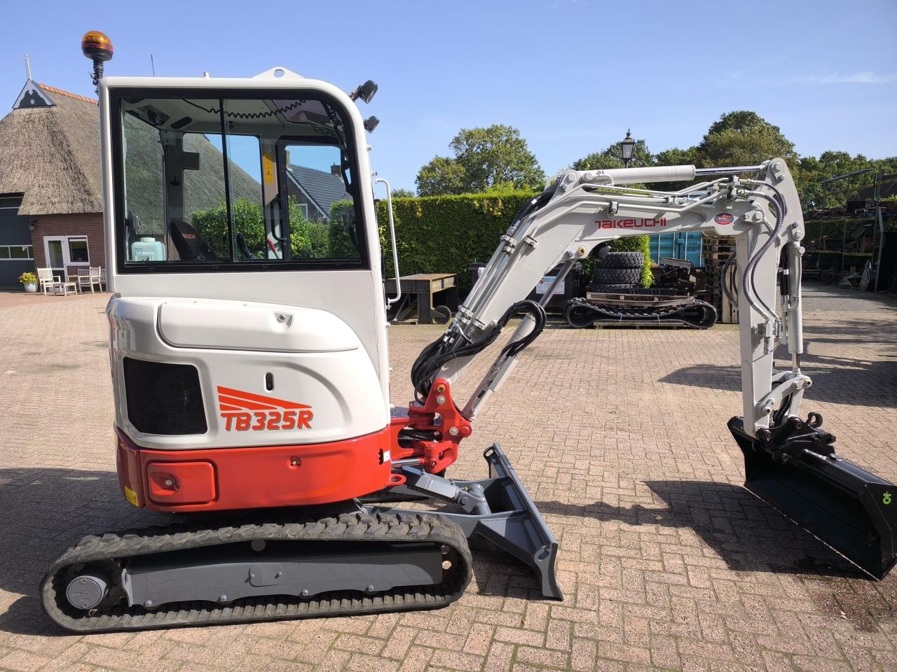 TAKEUCHI TB325R