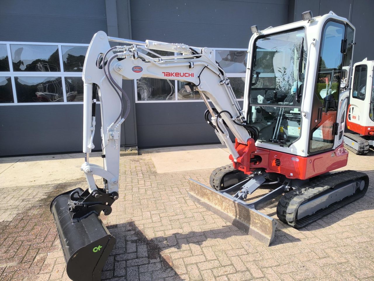 TAKEUCHI TB325R