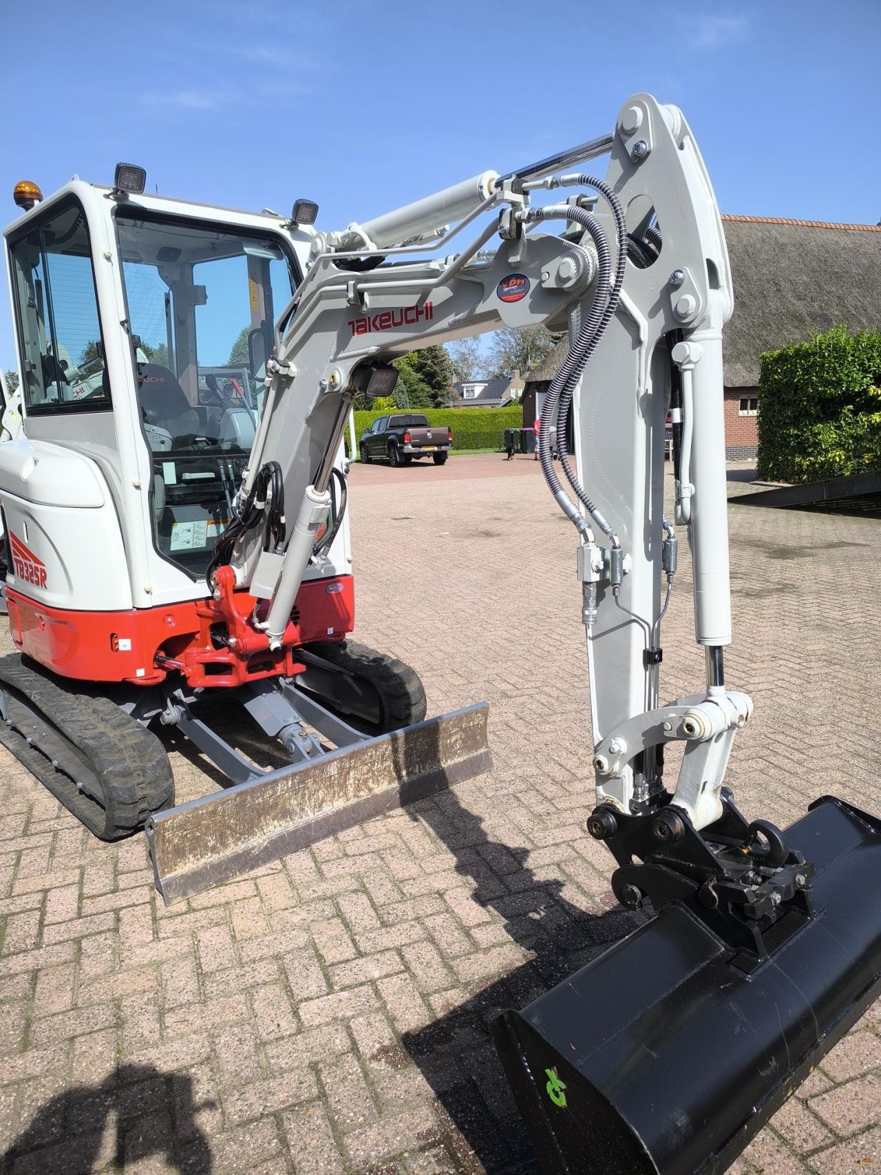 TAKEUCHI TB325R