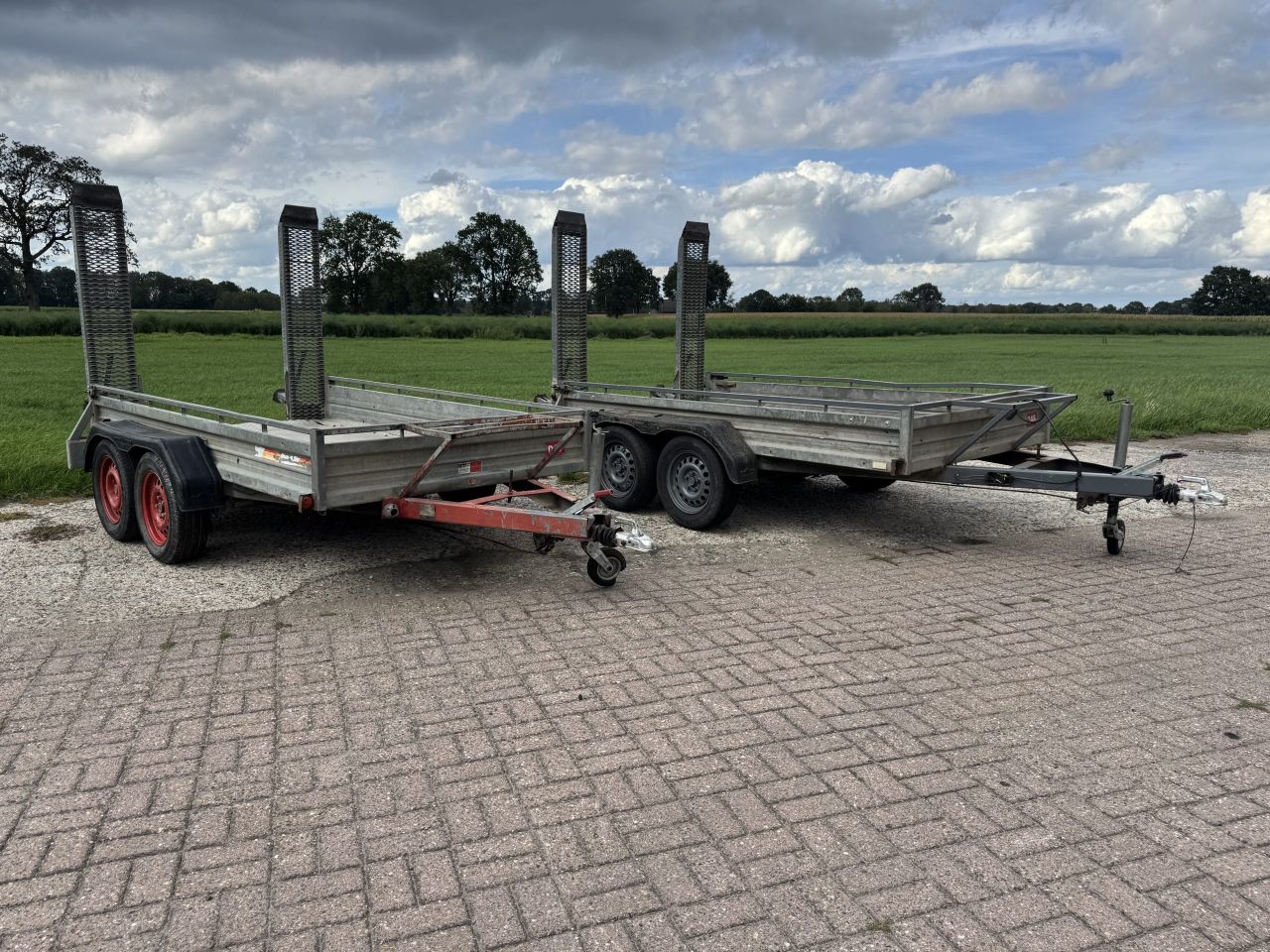 Humbaur HS2000 machinetransporters 2 stuks met werk