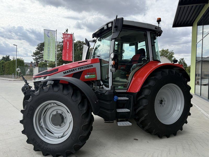 Massey Ferguson 5S.145 Dyna-VT Exclusive