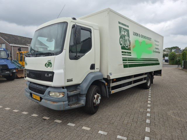 Daf LF 55 met Dhollandia laadklep.