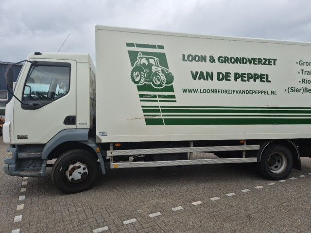 Daf LF 55 met Dhollandia laadklep.