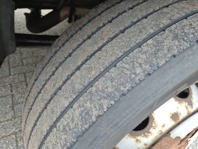 Daf LF 55 met Dhollandia laadklep.