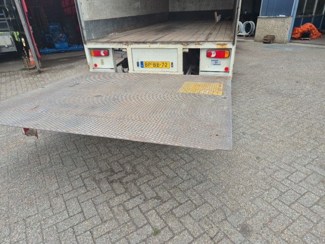 Daf LF 55 met Dhollandia laadklep.