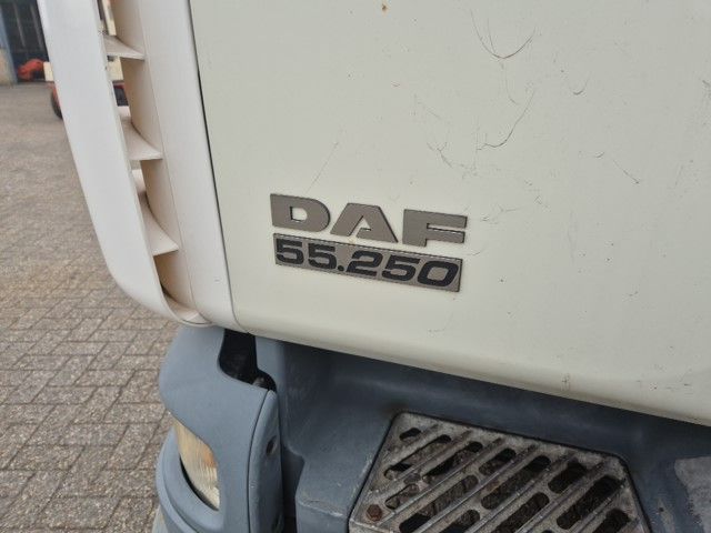 Daf LF 55 met Dhollandia laadklep.