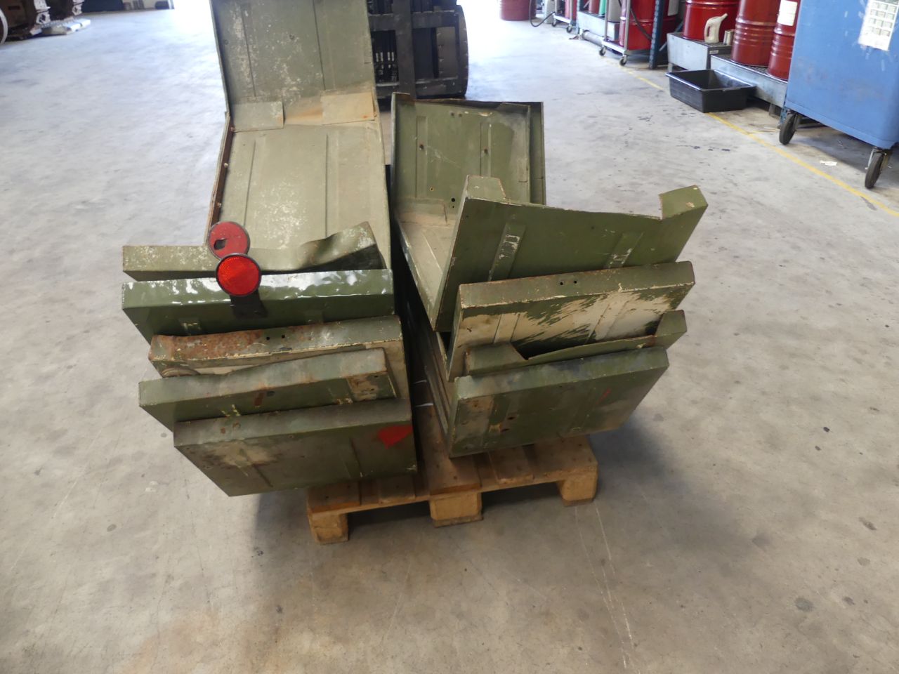 Diverse orginele spatborden voor MB Trac tractoren