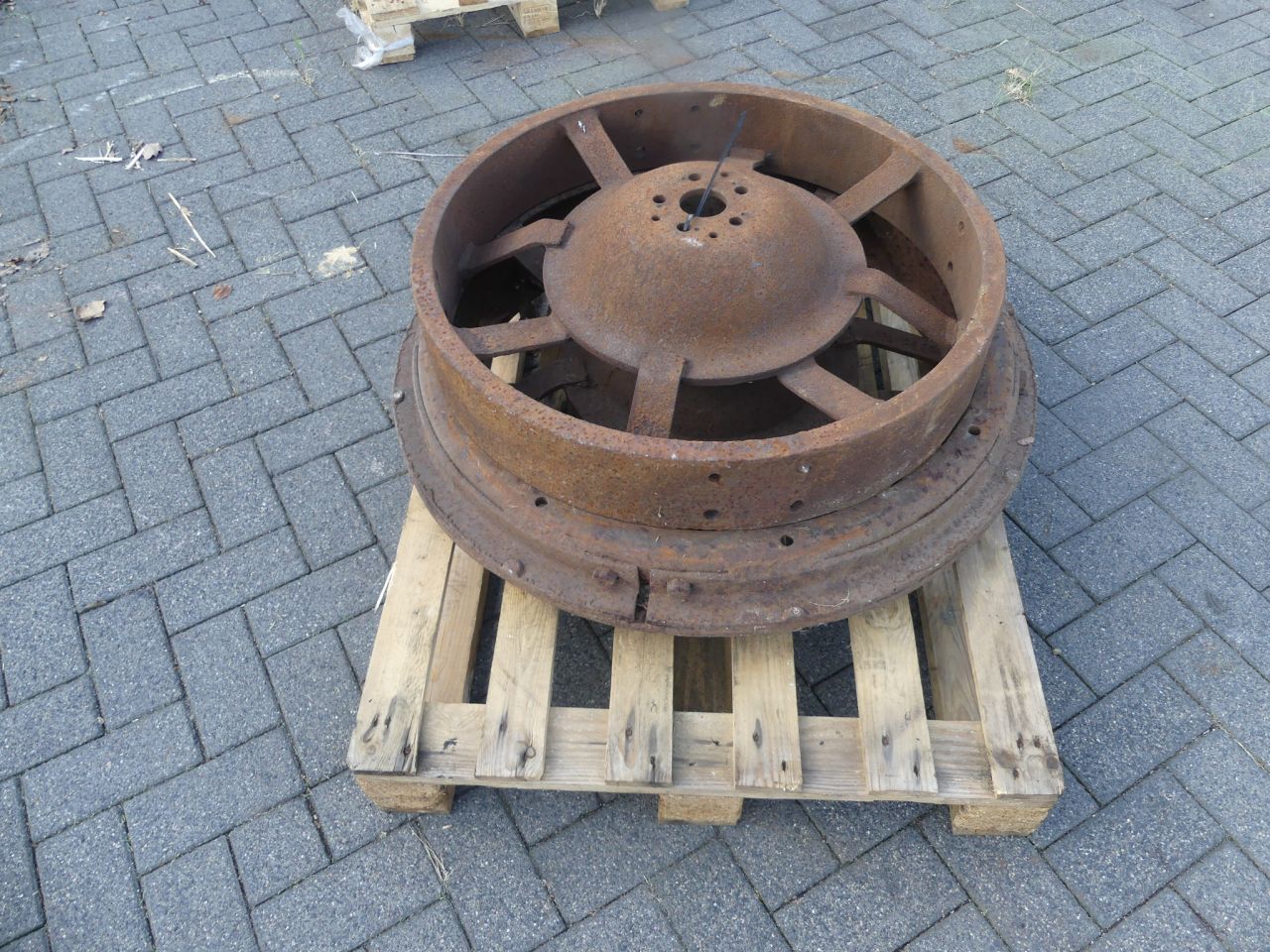 Diverse sets ijzeren wielen voor Lanz Bulldog tractoren