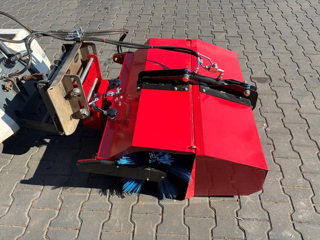 Weedtrac Diesel-Geräteträger mit verschiedenen Anbaugeräten