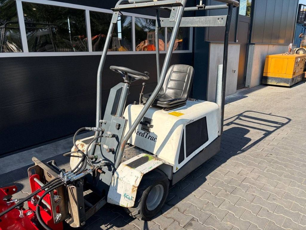 Weedtrac Diesel-Geräteträger mit verschiedenen Anbaugeräten