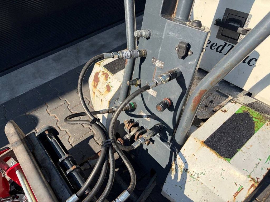 Weedtrac Diesel-Geräteträger mit verschiedenen Anbaugeräten