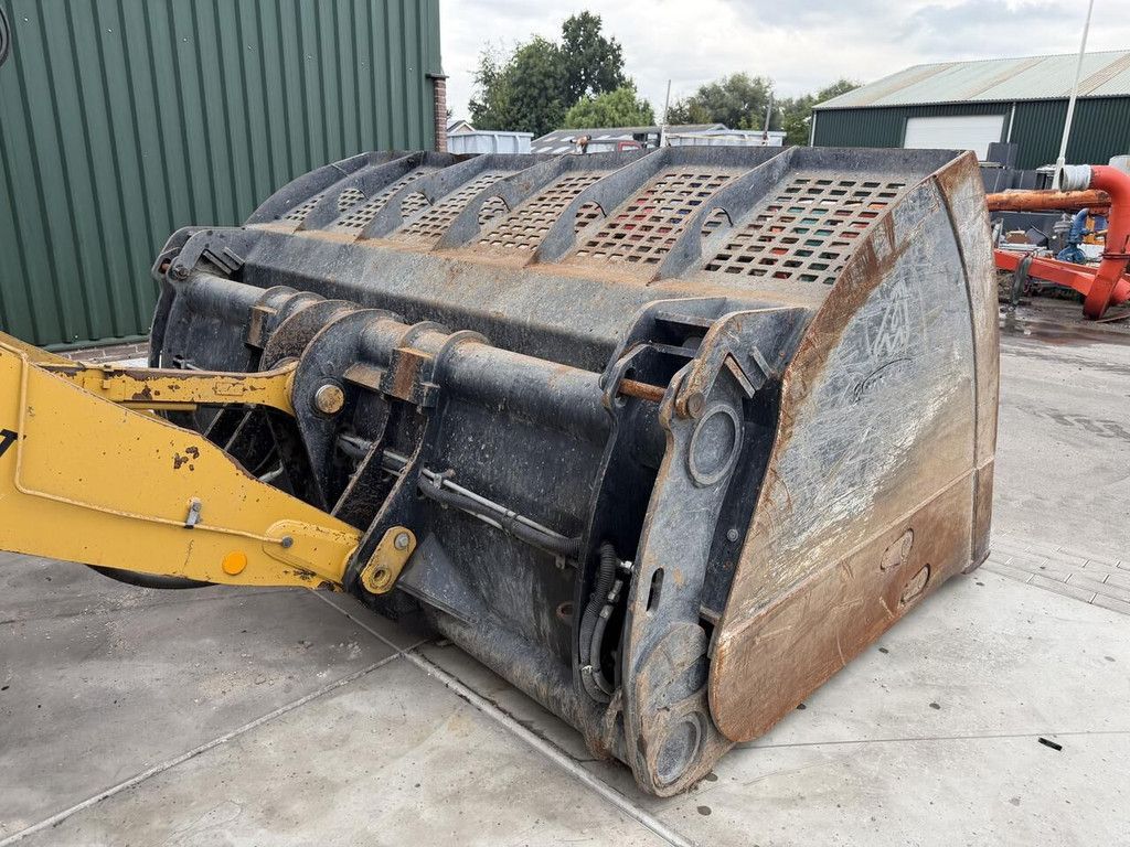 Caterpillar 938M wheel loader