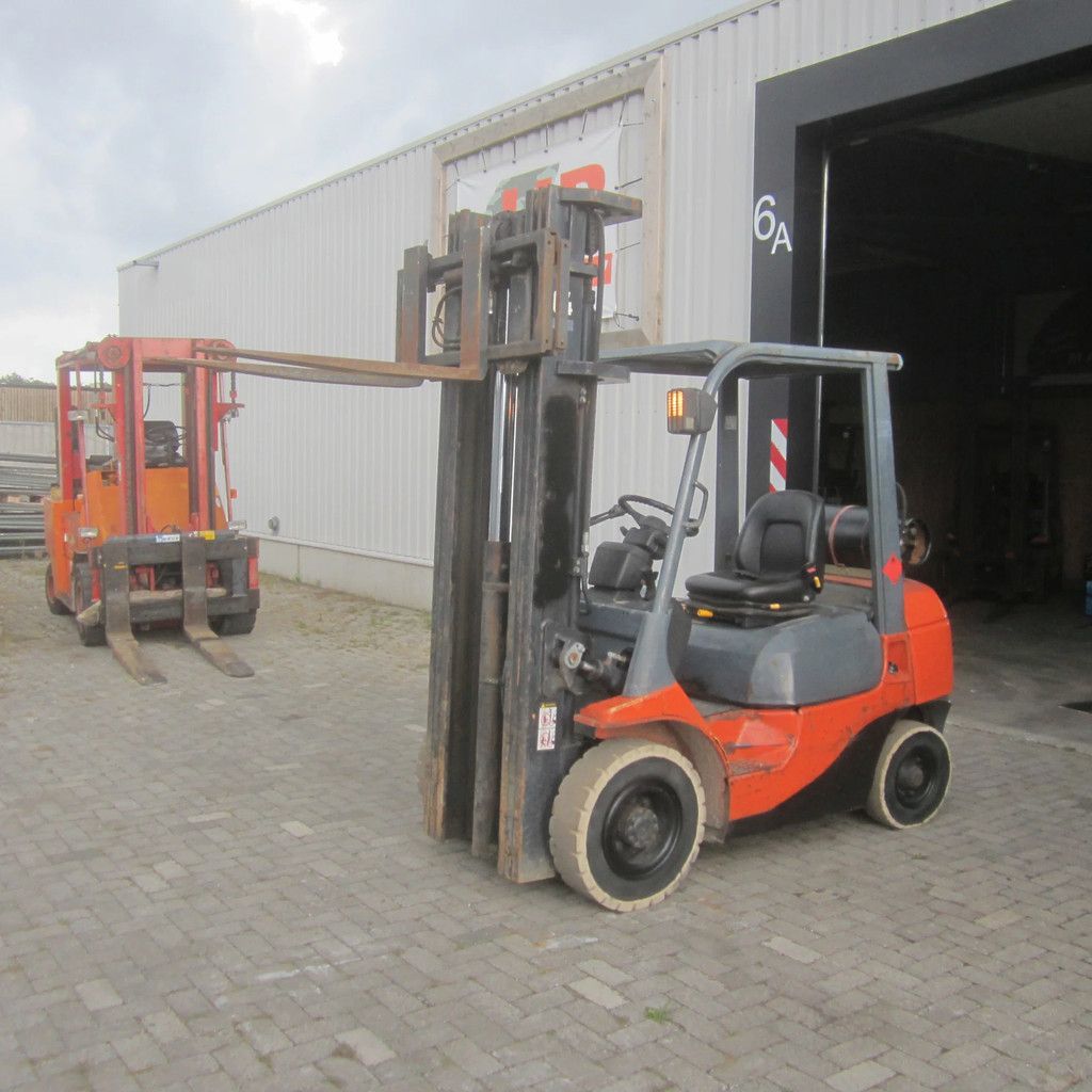Toyota FG25, LPG gas, triplex, side shift.