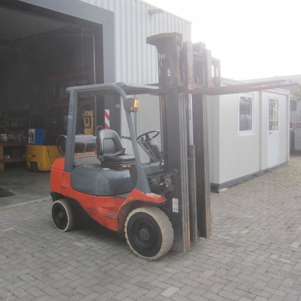 Toyota FG25, LPG gas, triplex, side shift.