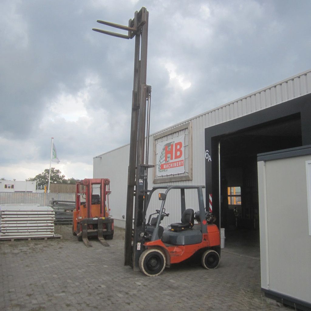 Toyota FG25, LPG gas, triplex, side shift.