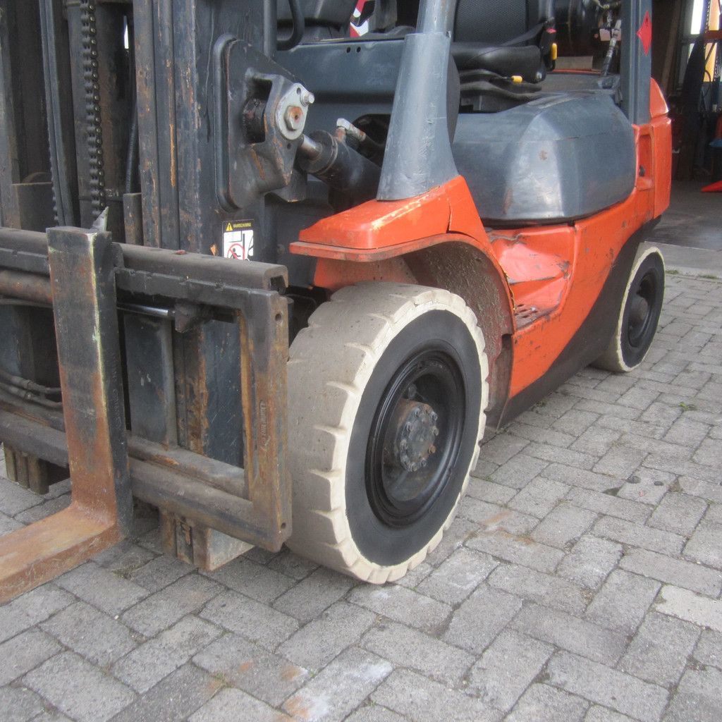 Toyota FG25, LPG gas, triplex, side shift.