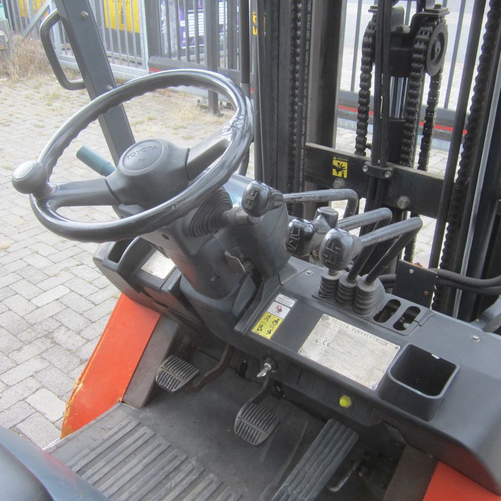 Toyota FG25, LPG gas, triplex, side shift.