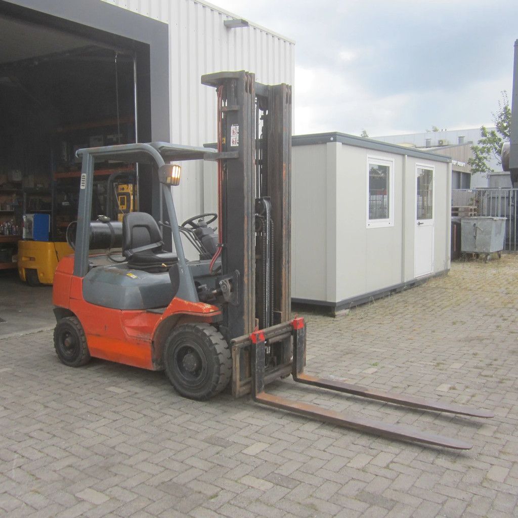 Toyota FG25, LPG gas, triplex, side shift.