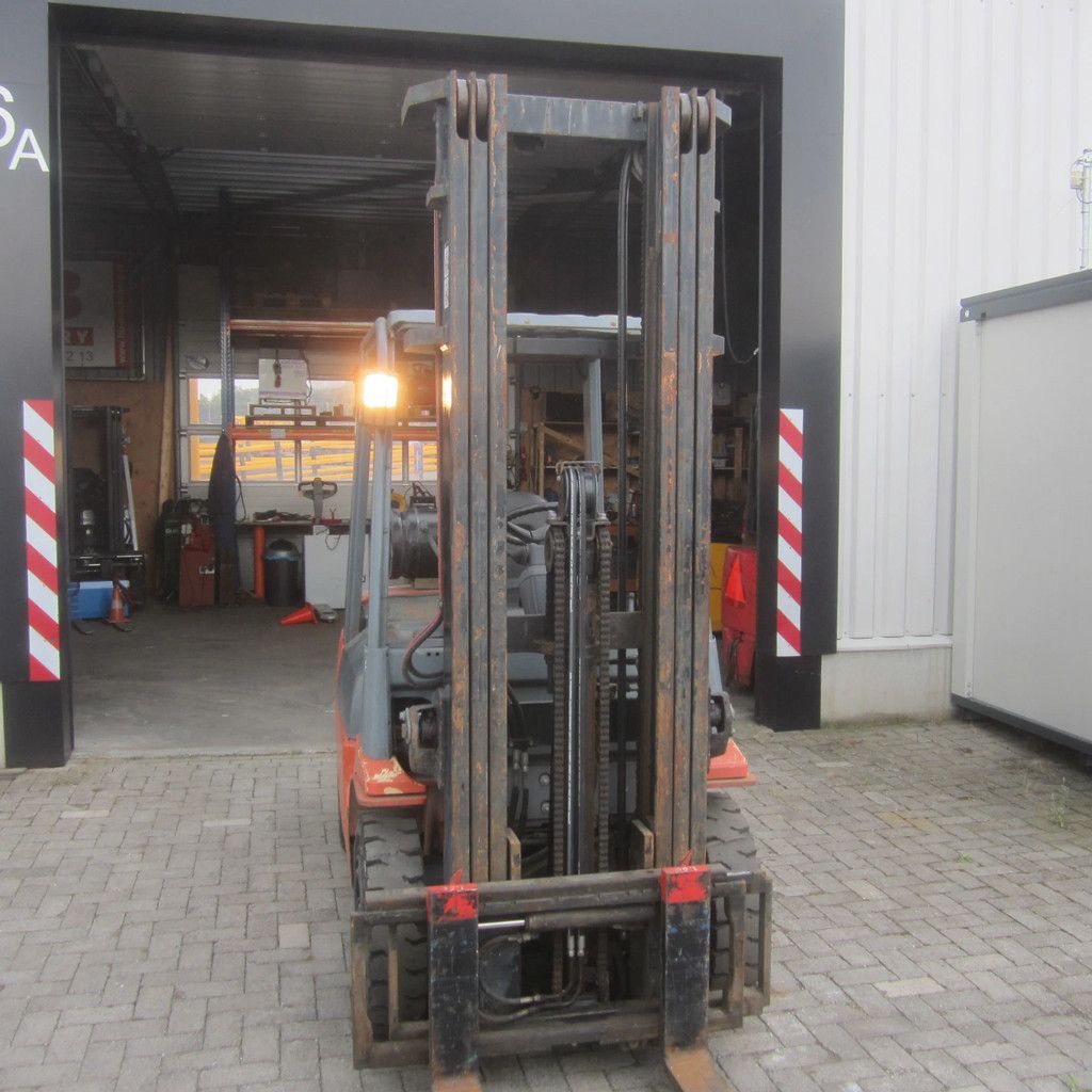Toyota FG25, LPG gas, triplex, side shift.