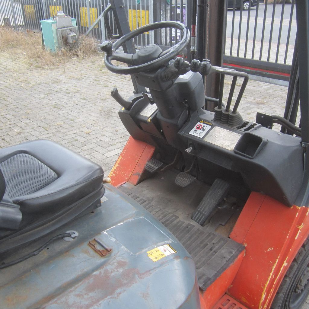 Toyota FG25, LPG gas, triplex, side shift.