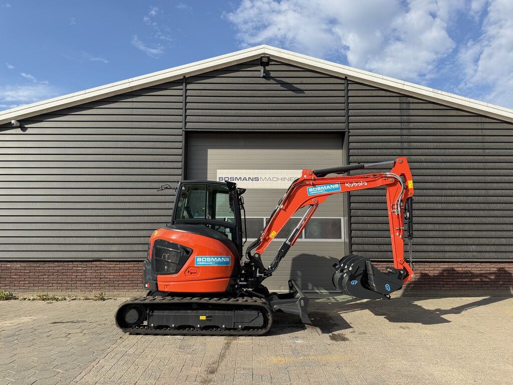Kubota TE HUUR Kubota U56-5 minigraver binnendraaier 5 T