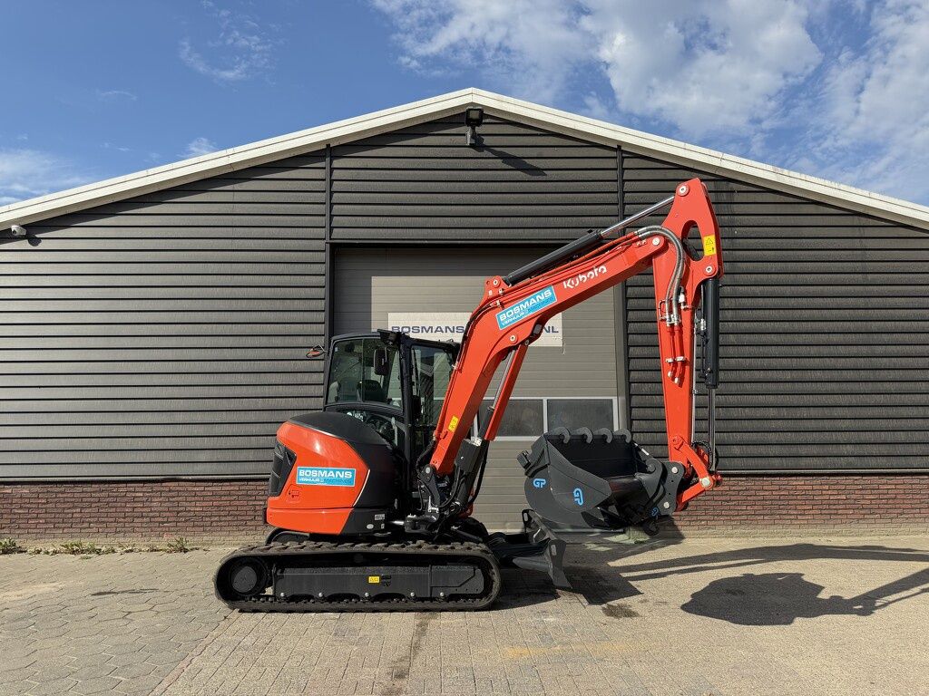 Kubota TE HUUR Kubota U56-5 minigraver binnendraaier 5 T