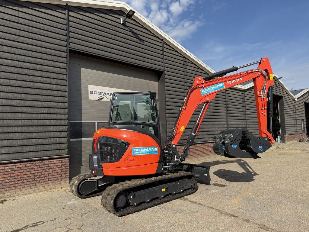 Kubota TE HUUR Kubota U56-5 minigraver binnendraaier 5 T