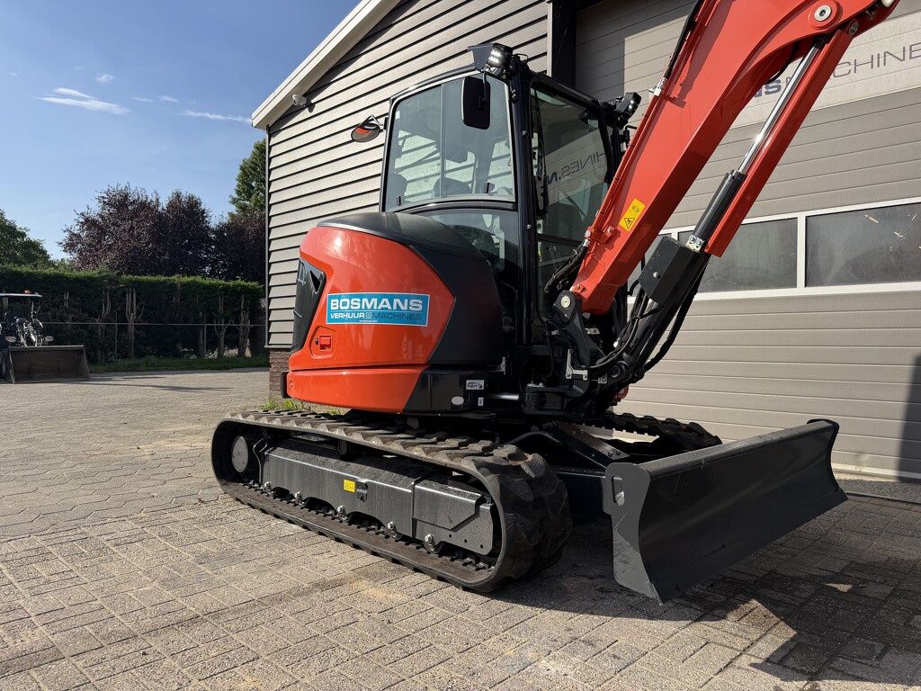 Kubota TE HUUR Kubota U56-5 minigraver binnendraaier 5 T