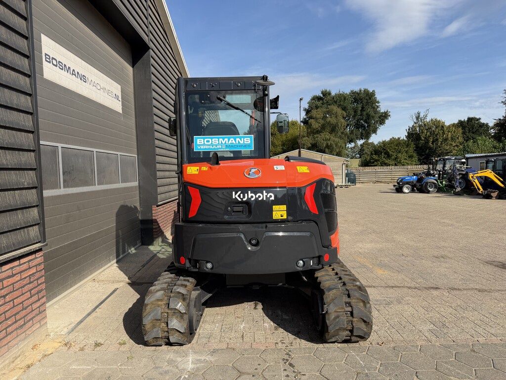 Kubota TE HUUR Kubota U56-5 minigraver binnendraaier 5 T