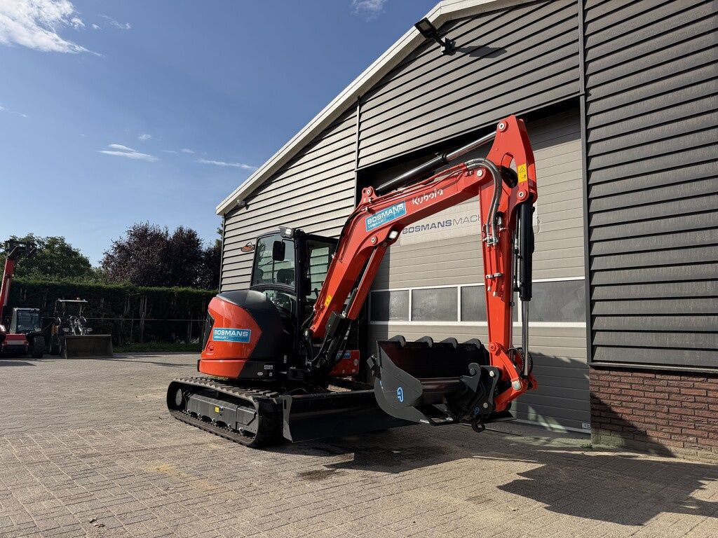 Kubota TE HUUR Kubota U56-5 minigraver binnendraaier 5 T