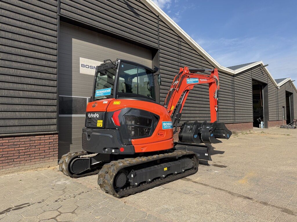 Kubota TE HUUR Kubota U56-5 minigraver binnendraaier 5 T