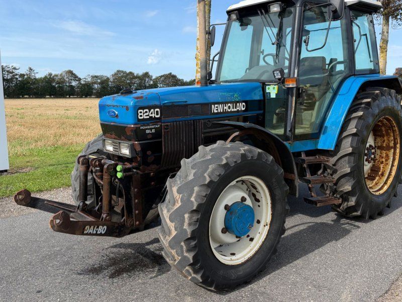 New Holland 8240 Fin , går vildt godt i motoren