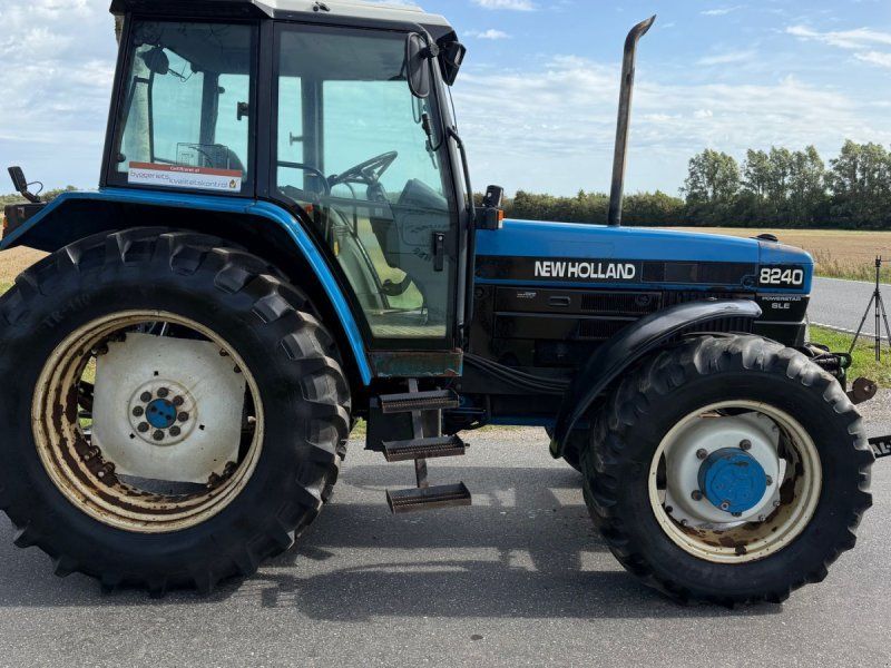 New Holland 8240 Fin , går vildt godt i motoren