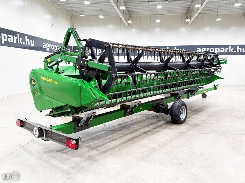 John Deere 622X 6.7 m Vario header with header trailer and with rapeseed kn