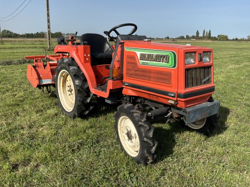Hinomoto N189 Minitraktor mit Allradantrieb und Bodenfräse
