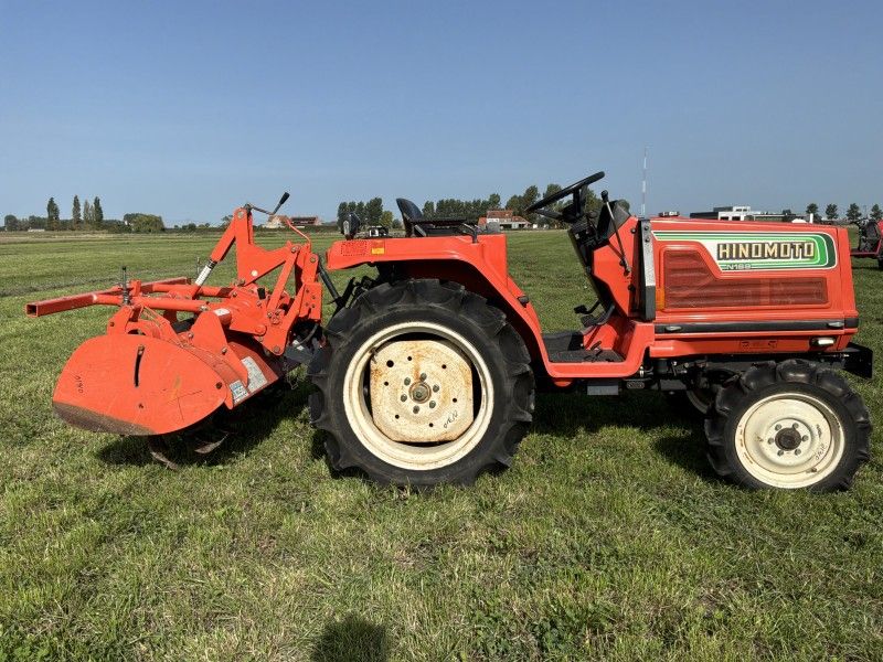 Hinomoto N189 Minitraktor mit Allradantrieb und Bodenfräse