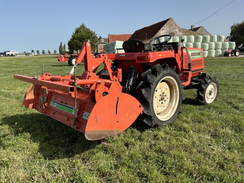 Hinomoto N189 Minitraktor mit Allradantrieb und Bodenfräse