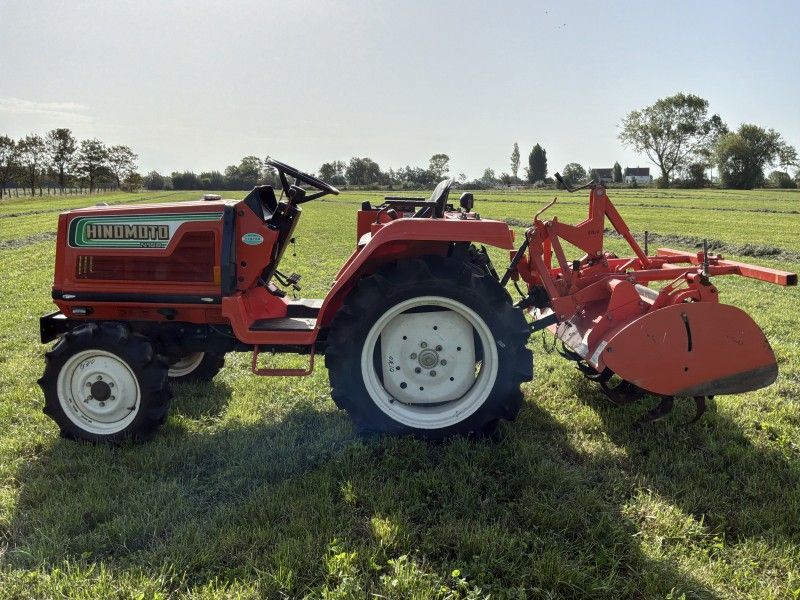 Hinomoto N189 Minitraktor mit Allradantrieb und Bodenfräse