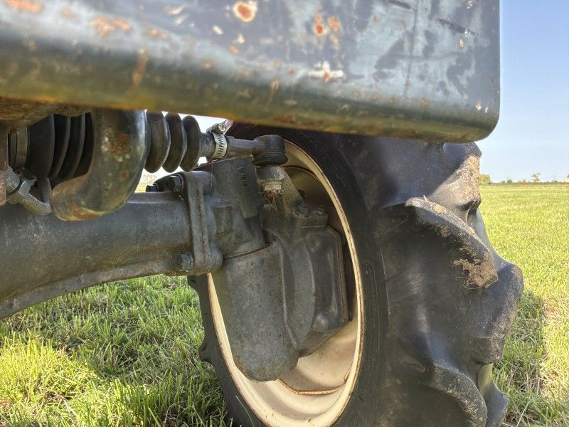 Hinomoto N189 Minitraktor mit Allradantrieb und Bodenfräse