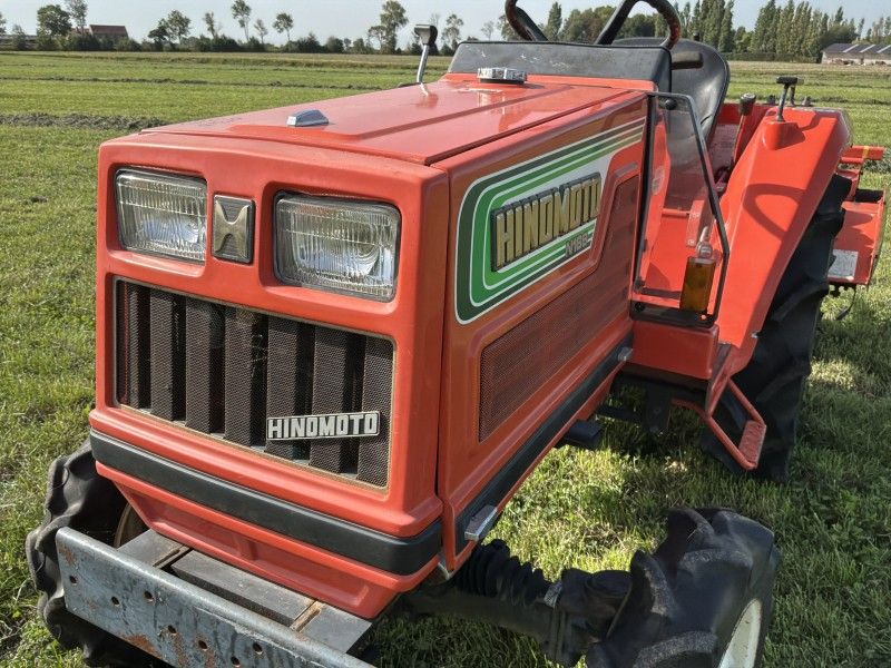 Hinomoto N189 Minitraktor mit Allradantrieb und Bodenfräse