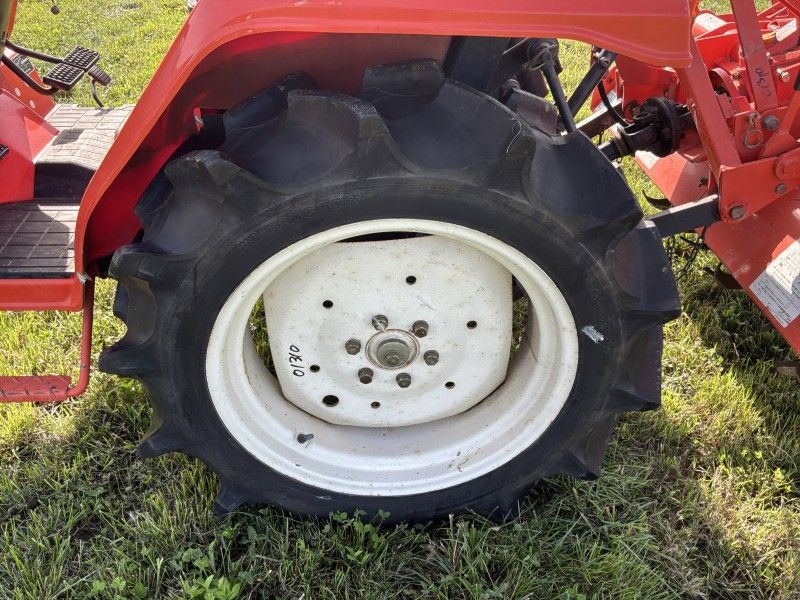 Hinomoto N189 Minitraktor mit Allradantrieb und Bodenfräse