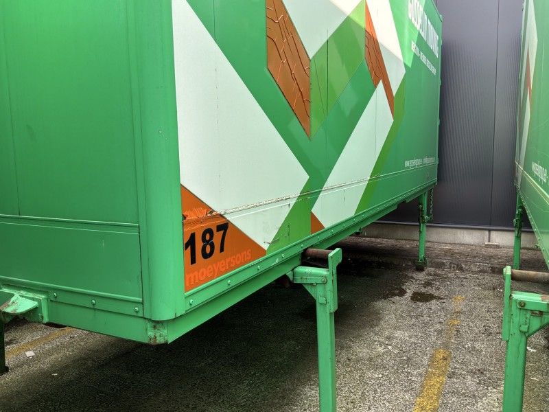 Moeyersons' Interchangeable Container